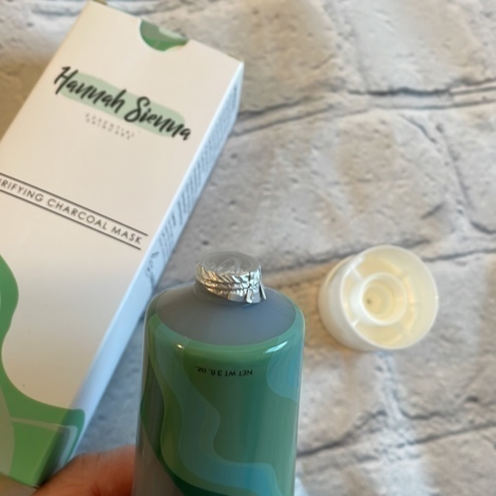 Hannah Sienna Essential Skincare Purifying Charcoal Mask - Picture 5 of 6